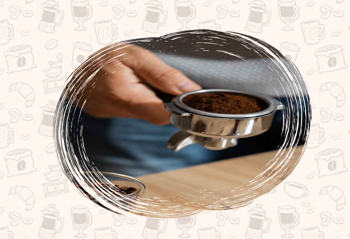 آسیاب کردن قهوه با استفاده از دستگاه آسیاب
