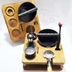 استند چوبی لوازم قهوه همراه ناک باکس – نظم‌دهنده کامل میز باریستا